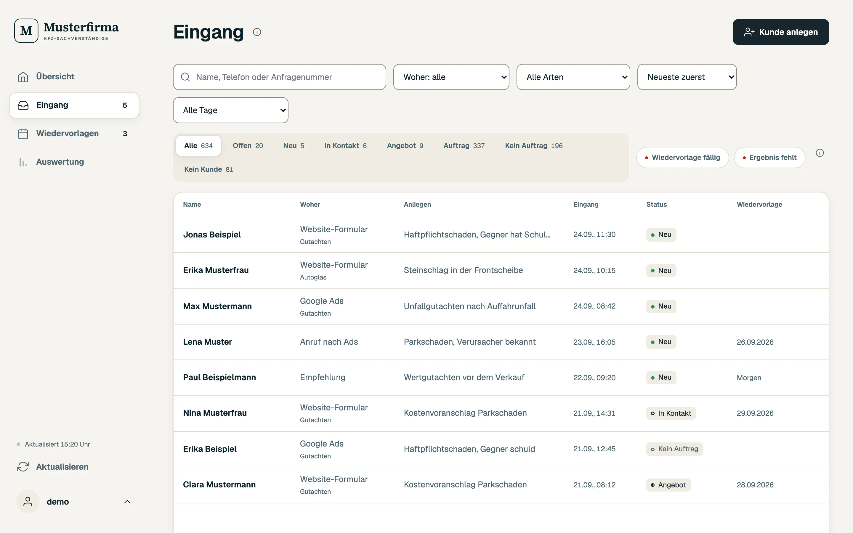 Anfragen-CRM am Rechner, Eingang: Liste der Anfragen mit Herkunft, Anliegen, Eingang, Status und Wiedervorlage. Beispieldaten.