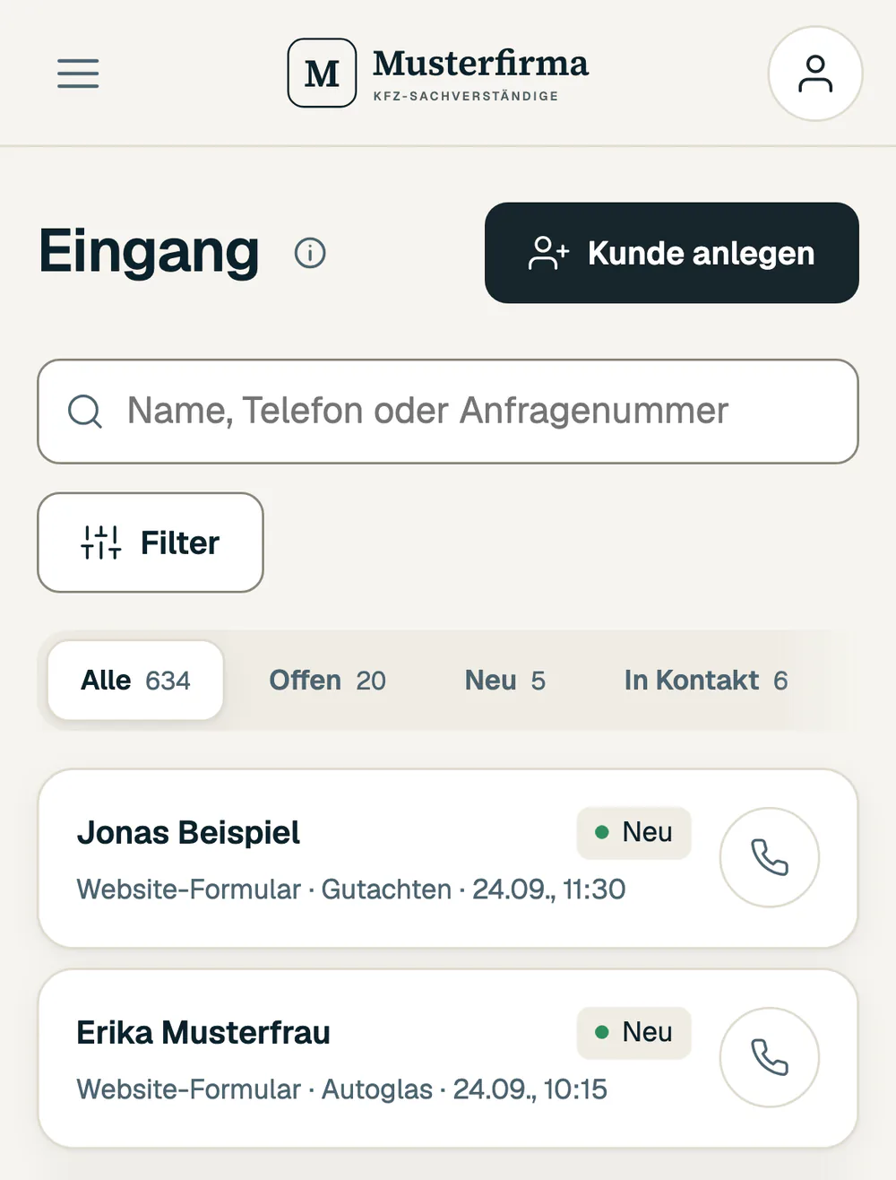 Anfragen-CRM am Handy, Eingang mit Herkunft und Status je Anfrage. Beispieldaten.
