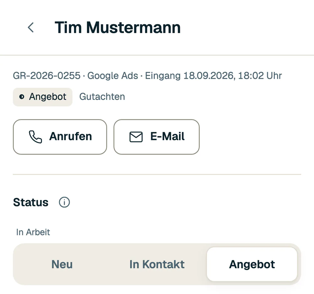 Geöffnete Anfrage am Handy mit Herkunft Google Ads und Status Angebot.