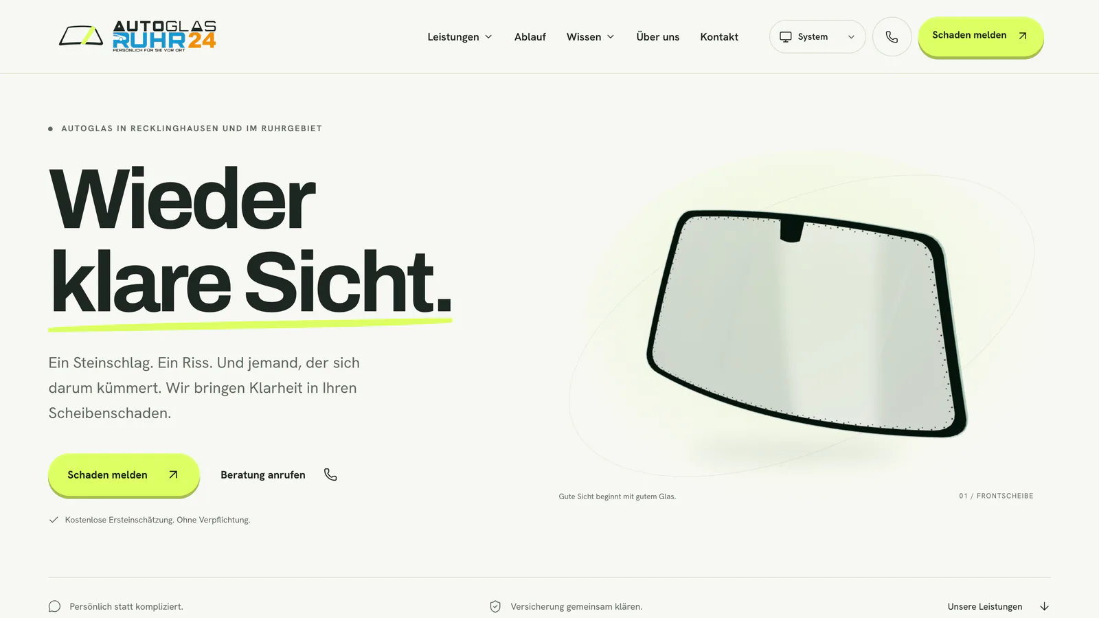 Website autoglas-ruhr24.de am Rechner, Hero mit der Frontscheibe als 3D-Glasszene.