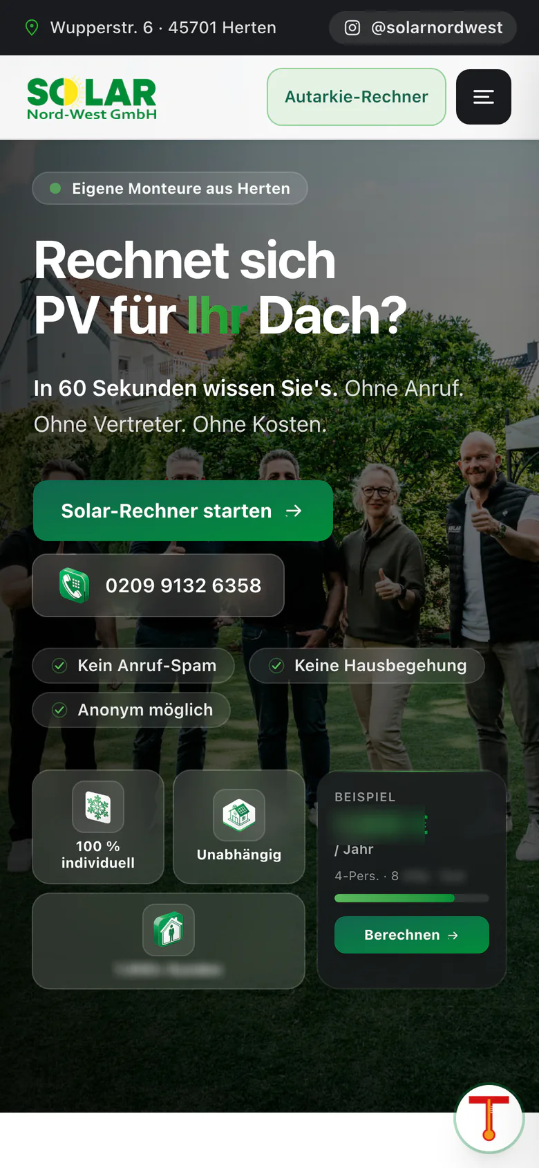 Website solarnordwest.de am Handy, Hero mit dem Team und dem Solar-Rechner, Zahlen unkenntlich.