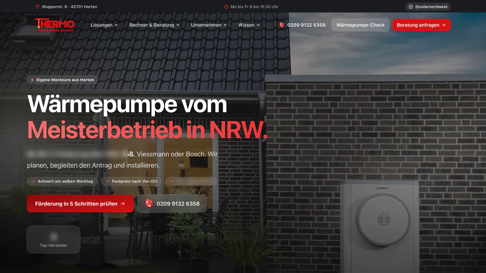 Website thermonordwest.de am Rechner, Hero mit einer Wärmepumpe am Eigenheim, Zahlen unkenntlich.