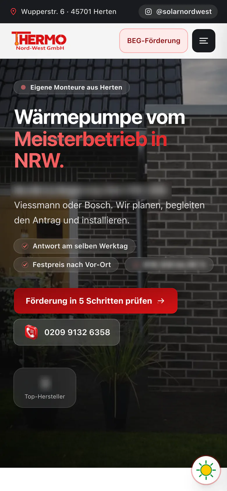 Website thermonordwest.de am Handy, Hero mit einer Wärmepumpe am Eigenheim, Zahlen unkenntlich.