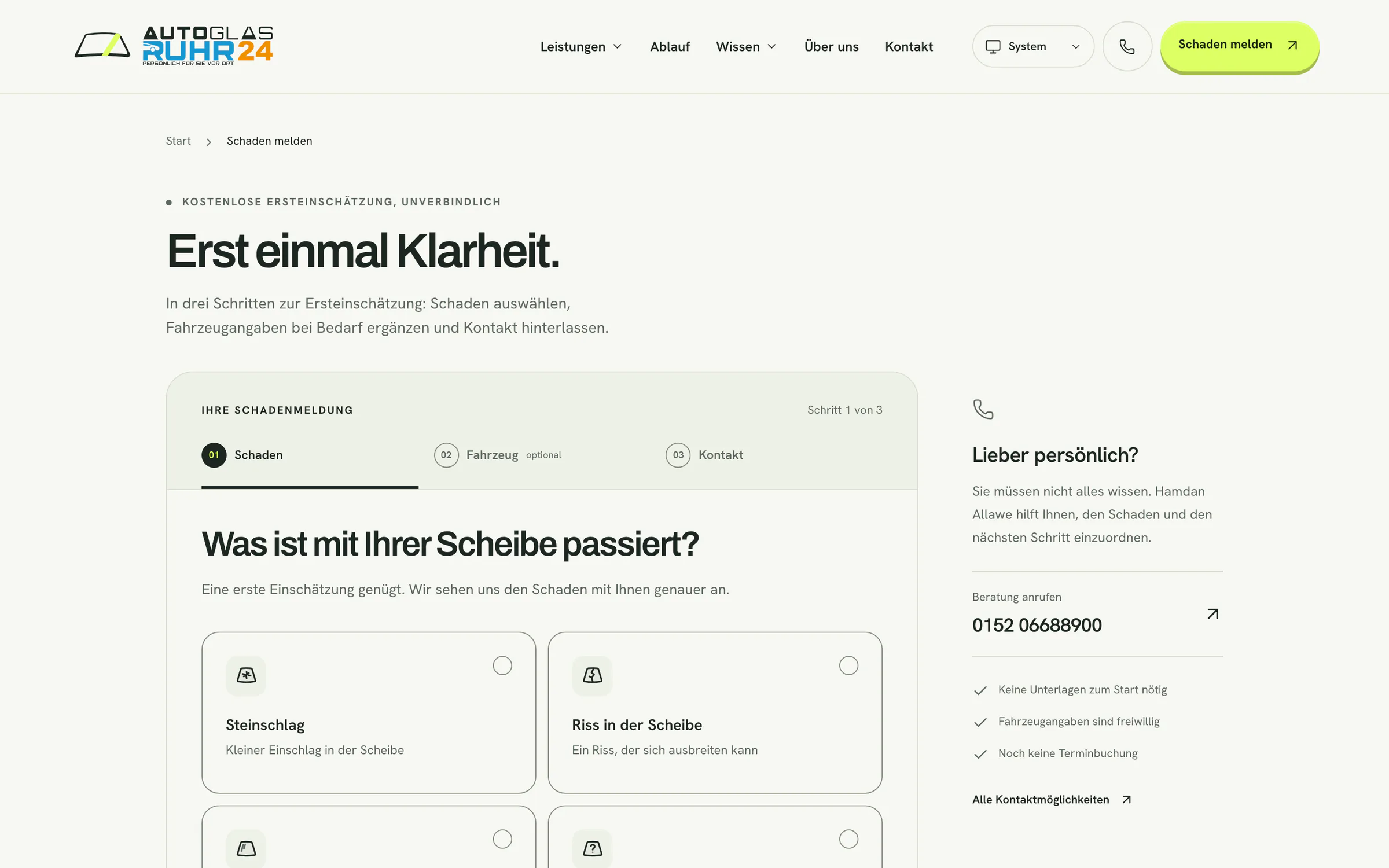 Website autoglas-ruhr24.de am Rechner, Schadenmeldung Schritt 1 von 3: Was ist mit Ihrer Scheibe passiert? Mit Steinschlag und Riss zur Auswahl.