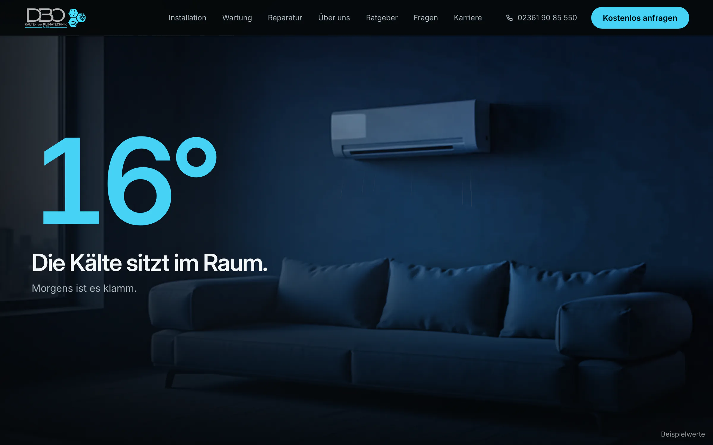 Website dbo-klima.de am Rechner, Szene in einem kalten, blauen Wohnzimmer: 16 Grad, Die Kälte sitzt im Raum.
