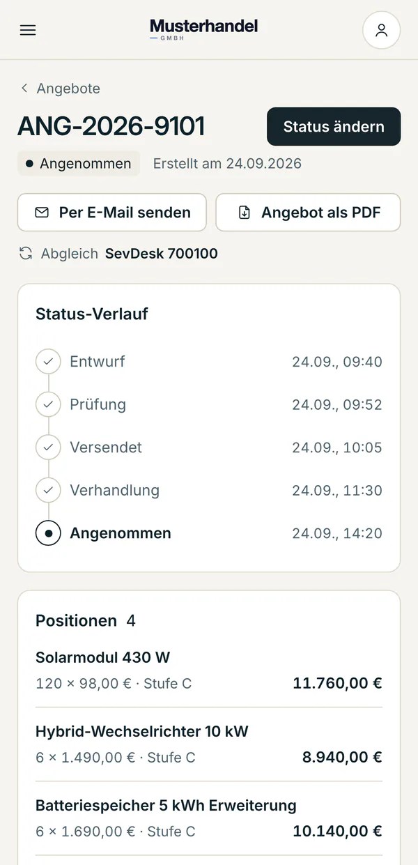 CRM mit ERP-Modulen am Handy, dasselbe Angebot mit Status-Verlauf und Positionen. Nachbau mit Beispielmarke Musterhandel und Beispieldaten.