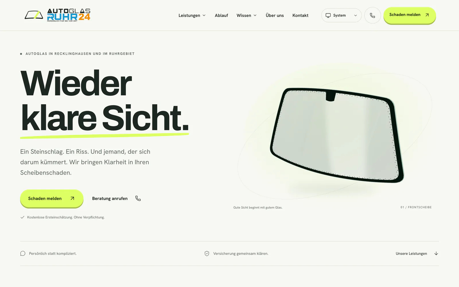 Website autoglas-ruhr24.de am Rechner, erster Bildschirm mit der Überschrift Wieder klare Sicht. und einer 3D-Frontscheibe.